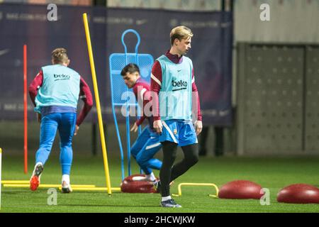 1st. Januar 2022: Ciutat Esportiva Joan Gamper, Barcelona, Spanien; FC Barcelona Pressekonferenz und Trainingseinheiten: Frankie De Jong während der Trainingseinheit des FC Barcelona vor der La Liga Match Runde 19 in Ciutat Esportiva Joan Gamper. Stockfoto