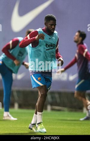 1st. Januar 2022: Ciutat Esportiva Joan Gamper, Barcelona, Spanien; FC Barcelona Pressekonferenz und Trainingseinheiten: Samuel Umtiti während der Trainingseinheit des FC Barcelona vor der La Liga Match Runde 19 in Ciutat Esportiva Joan Gamper. Stockfoto