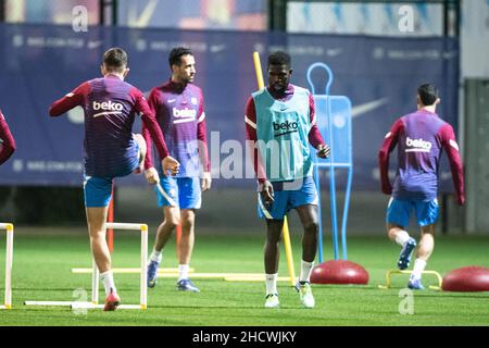 1st. Januar 2022: Ciutat Esportiva Joan Gamper, Barcelona, Spanien; FC Barcelona Pressekonferenz und Trainingseinheiten: Samuel Umtiti während der Trainingseinheit des FC Barcelona vor der La Liga Match Runde 19 in Ciutat Esportiva Joan Gamper. Stockfoto