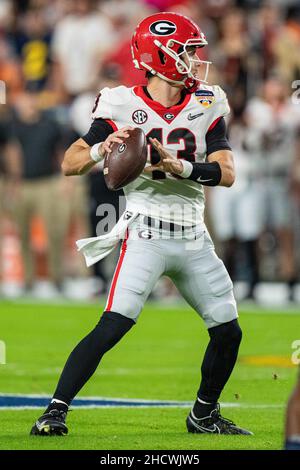 Georgia Bulldogs Quarterback Stetson Bennett (13) spielt während des Capital One Orange Bowl NCAA College Football Playoff-Spiels zwischen Georgia und Michigan am Freitag, 31. Dezember 2021 im Hard Rock Stadium in Miami Gardens, FL. Jacob Kupferman/CSM Stockfoto