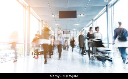 abstrakt Bild von Menschen in einem modernen Korridor Stockfoto