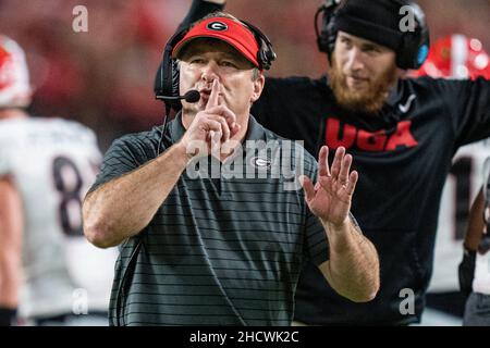 Georgia Bulldogs Cheftrainer Kirby Smart Gesten während des Capital One Orange Bowl NCAA College Football Playoff-Spiels zwischen Georgia und Michigan am Freitag, 31. Dezember 2021 im Hard Rock Stadium in Miami Gardens, FL. Jacob Kupferman/CSM Stockfoto