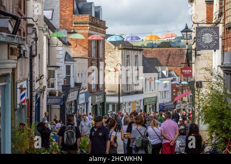 Die geschäftige Stroud High Street an einem samstagmorgen, dem 2021. September Stockfoto