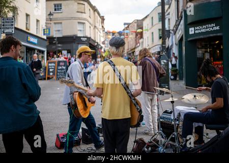 Straßenmusiker treten an einem geschäftigen samstagmorgen in Stroud, Gloucestershire, Großbritannien, auf Stockfoto