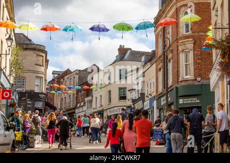 Die geschäftige Stroud High Street an einem samstagmorgen, dem 2021. September Stockfoto