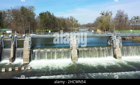 Wehr Morava Fluss rauschende, Wasserkraftwerk, Drohnenantenne Video Shotriver Quadcopter Ansicht fliegende Flugshow, fließender Strömungsdampf Stockfoto