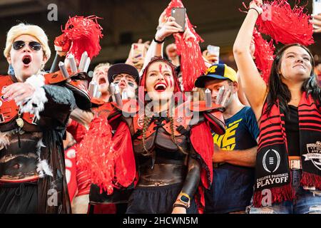 Georgia Bulldogs Fans jubeln während des Capital One Orange Bowl NCAA College Football Playoff-Spiels zwischen Georgia und Michigan am Freitag, 31. Dezember 2021 im Hard Rock Stadium in Miami Gardens, FL. Jacob Kupferman/CSM Stockfoto