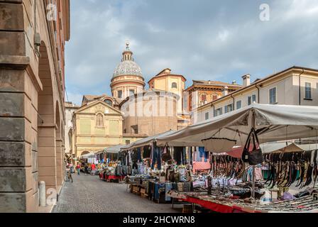 Straßenmarkt an der Piazza San Prospero in Reggio Emilia, Norditalien Stockfoto