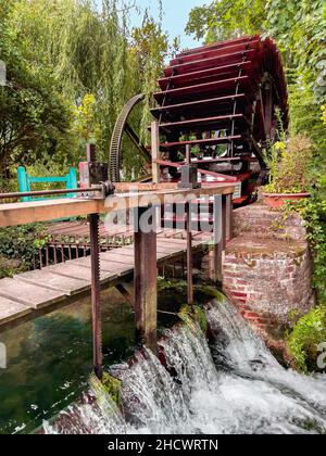 Mühlrad auf dem Fluss Veules, dem kürzesten Fluss in Frankreich Stockfoto