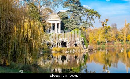 Vincennes, der Tempel der Liebe und künstliche Grotte am Daumesnil-See, im öffentlichen Park, im Herbst Stockfoto