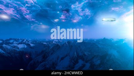Alien Raumschiff fliegen über die felsigen Berge in der Nacht. Stockfoto