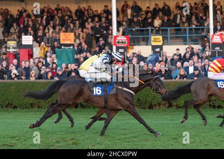 Wie werde ich es wissen und Shomen Uchi bestreiten den zweiten Platz im Finalrennen in Wincanton am Boxing Day 2021 Stockfoto