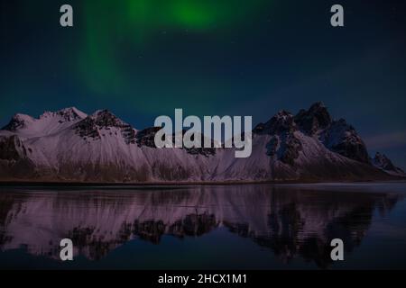 Aurora Borealis über dem Berg Vestrahorn in Südisland Stockfoto