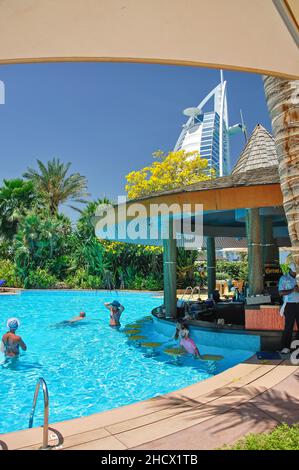 Swimmingpool des Hotels Jumeirah Beach Hotel, Jumeirah, Dubai, Vereinigte Arabische Emirate Stockfoto