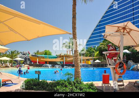 Familie Schwimmbad, Jumeirah Beach Hotel, Jumeirah, Dubai, Vereinigte Arabische Emirate Stockfoto