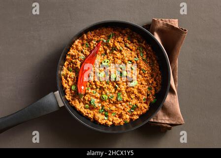 Keema-Kerk in Bratpfanne auf braunem Hintergrund. Indische und pakistanische Gerichte. Draufsicht, flach liegend, Nahaufnahme Stockfoto