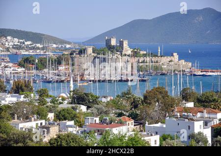 Blick auf Hafen und Burg Bodrum, Bodrum, Halbinsel Bodrum, Provinz Mugla, Republik Türkiye Stockfoto