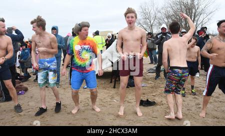 Racine, Wisconsin, USA. 1st Januar 2022. Schwimmer warten auf den Beginn des jährlichen Neujahrsfestes Splash and Dash Eisbär, der am Samstag, den 1. Januar 2022, in Racine, Wisconsin, in den Lake Michigan eintaucht. Der Erlös aus der Veranstaltung geht an lokale Wohltätigkeitsorganisationen, darunter eine Lebensmittelbank und ein Obdachlosenheim. Die Wassertemperatur lag bei 40 Grad, und der Windchill-Index bei 19 Grad. Der erste Schneesturm der Saison - mit 4 bis 8 Zoll vorhergesagt - begann kurz nach dem Ereignis. (Bild: © Mark Hertzberg/ZUMA Press Wire) Stockfoto