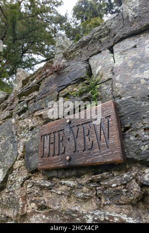 Das Kirchhofschild für die Fortingall-Eibe, der wahrscheinlich älteste Baum in Großbritannien, mit einem geschätzten Alter von 2000 bis 3000 Jahren. Diese Europäische Eibe (Taxus BA Stockfoto