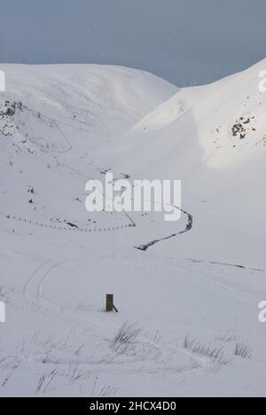 Eine verschneite Winteransicht mit Blick auf einen Brand von Loganlea in Richtung East Kip und South Black Hill, in den Pentland Hills in der Nähe von Edinburgh, Schottland, Großbritannien. Stockfoto