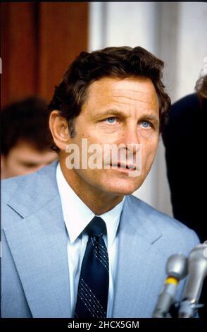 Der US-Senator Birch Bayh (Demokrat von Indiana) , Vorsitzender des Sonderausschusses für die Justiz des US-Senats, der Billy Carters Verbindungen zur libyschen Regierung untersucht, stellt dem Zeugen während der Anhörung ‘Untersuchung der Aktivitäten von Personen, die Interessen ausländischer Regierungen vertreten’, auch bekannt als ‘Billygate’, in Washington, DC am 21. August 1980, Fragen. Quelle: Arnie Sachs/CNP Stockfoto