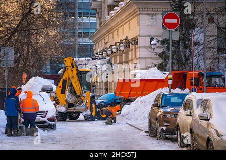 Manuelle und mechanische Schneeräumung nach starkem Schneefall im historischen Zentrum von Moskau. Muldenkipper nehmen Schnee aus dem Zentrum Moskaus Stockfoto