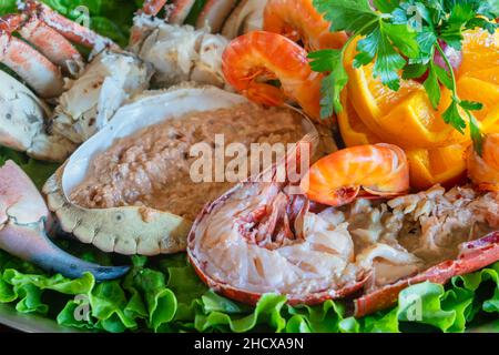 Variationen von Meeresfrüchten auf einem Aperitifteller in einem Gemüselestaurant. Delikatessen aus der Nähe vom Meer auf dem Tisch. Stockfoto