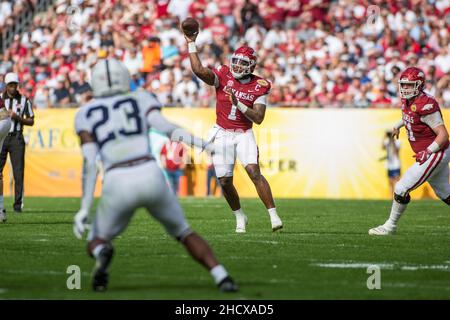 1. Januar 2022: Arkansas Razorbacks Quarterback KJ Jefferson (1) zielt auf einen Teamkollegen während des Outback Bowl zwischen den Penn State Nittany Lions und den Arkansas Razorbacks im Raymond James Stadium Tampa, FL. Jonathan Huff/CSM. Stockfoto