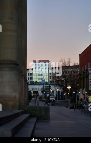 Stuttgart, 31. Dezember 2021: L-Bank Baden-Württemberg. Gebäude am Morgen. Das Kreditinstitut bittet um Feedback zu Corona Immediate He Stockfoto