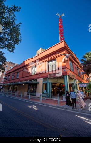 San Antonio, TX – 28. Oktober 2021; Blick aus der Nähe auf den Eingang zum Buckhorn Saloon und dem Texas Ranger Museum in der Innenstadt mit Touristen, die draußen vorbei gehen Stockfoto