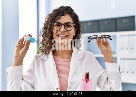 Junge lateinerin in Augenoptik-Uniform mit optometrischen Brillen und Kontaktlinsen Stockfoto