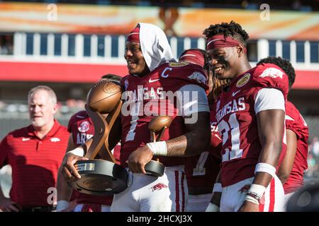 1. Januar 2022: Arkansas Razorbacks Quarterback KJ Jefferson (1) mit der Outback Bowl-Trophäe und dem MVP-Preis, nachdem er die Penn State Nittany Lions im Raymond James Stadium Tampa, FL besiegt hatte. Jonathan Huff/CSM. Stockfoto