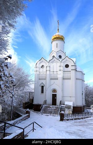 Winterweihnacht, Neujahrslandschaft, christlich-orthodoxe Kirche, schneebedeckt. Winterstadt Dnipro, Dnepropetrovsk, Ukraine Stockfoto