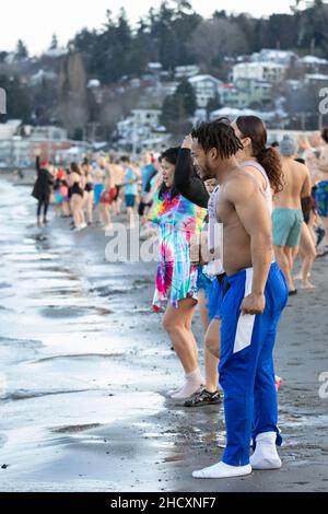 Seattle, Washington, USA. 1st. Januar 2022. Schwimmer bereiten sich auf den Sprung beim jährlichen Eisbären-Schwimmen am Alki Beach Park vor. Quelle: Paul Christian Gordon/Alamy Live News Stockfoto