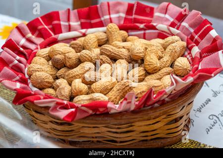 Ölige getrocknete Früchte im Korb Stockfoto