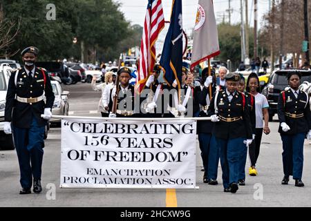 Charleston, Vereinigte Staaten Von Amerika. 02nd Januar 2022. Charleston, Vereinigte Staaten von Amerika. 02. Januar 2022. Ein Jugendfarbschütze führt die jährliche Parade der Emanzipation 156th an, die am 1. Januar 2022 in Charleston, South Carolina, die Befreiung afroamerikanischer Sklaven feiert. Die Parade findet seit 1866 am Neujahrstag statt und ist die älteste Parade im Land, die an den Tag erinnert, an dem Präsident Abraham Lincoln die Sklaverei abschafft. Quelle: Richard Ellis/Richard Ellis/Alamy Live News Stockfoto