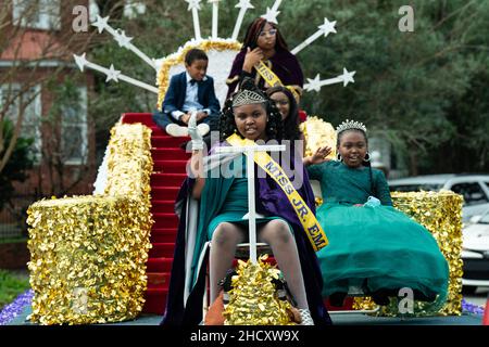 Charleston, Vereinigte Staaten Von Amerika. 02nd Januar 2022. Charleston, Vereinigte Staaten von Amerika. 02. Januar 2022. Ein Festwagen mit den Emancipation Beauty Queens fährt während der jährlichen Emancipation Proklamation Parade 156th, die die Befreiung afroamerikanischer Sklaven am 1. Januar 2022 in Charleston, South Carolina, feiert. Die Parade findet seit 1866 am Neujahrstag statt und ist die älteste Parade im Land, die an den Tag erinnert, an dem Präsident Abraham Lincoln die Sklaverei abschafft. Quelle: Richard Ellis/Richard Ellis/Alamy Live News Stockfoto