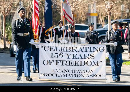 Charleston, Vereinigte Staaten Von Amerika. 02nd Januar 2022. Charleston, Vereinigte Staaten von Amerika. 02. Januar 2022. Ein Jugendfarbschütze führt die jährliche Parade der Emanzipation 156th an, die am 1. Januar 2022 in Charleston, South Carolina, die Befreiung afroamerikanischer Sklaven feiert. Die Parade findet seit 1866 am Neujahrstag statt und ist die älteste Parade im Land, die an den Tag erinnert, an dem Präsident Abraham Lincoln die Sklaverei abschafft. Quelle: Richard Ellis/Richard Ellis/Alamy Live News Stockfoto