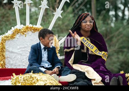 Charleston, Vereinigte Staaten Von Amerika. 02nd Januar 2022. Charleston, Vereinigte Staaten von Amerika. 02. Januar 2022. Miss Emancipation Beauty Queen winkt während der jährlichen Emancipation Proklamation Parade 156th, die die Befreiung afroamerikanischer Sklaven am 1. Januar 2022 in Charleston, South Carolina, feiert, von einem Festwagen. Die Parade findet seit 1866 am Neujahrstag statt und ist die älteste Parade im Land, die an den Tag erinnert, an dem Präsident Abraham Lincoln die Sklaverei abschafft. Quelle: Richard Ellis/Richard Ellis/Alamy Live News Stockfoto