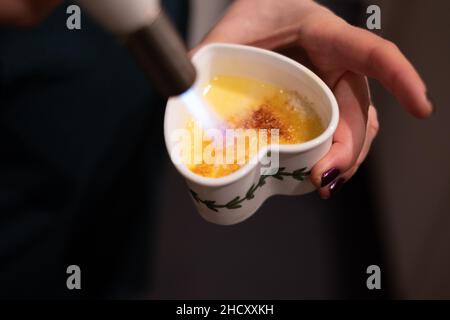 Creme Brulee in herzförmiger Backform. Stockfoto