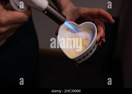 Creme Brulee in herzförmiger Backform. Stockfoto