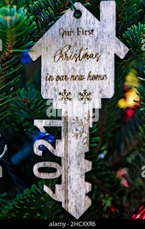 Ein Weihnachtsschmuck in Form eines Schlüssels feiert das erste Weihnachten in einem neuen Zuhause am 24. Dezember 2021 in Dauphin Island, Alabama. Stockfoto