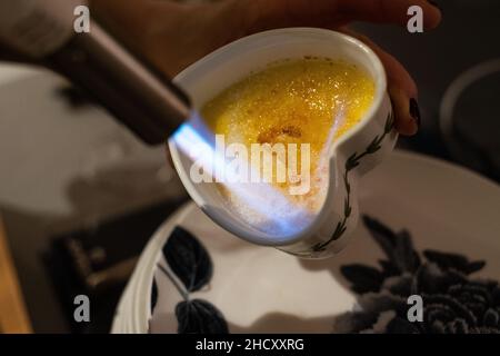 Creme Brulee in herzförmiger Backform. Stockfoto