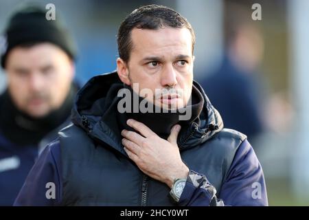 HARTLEPOOL, GROSSBRITANNIEN. JAN 1st Oldham Athletic Interim Manager Selim Benachour beim Spiel der Sky Bet League 2 zwischen Hartlepool United und Oldham Athletic am Samstag, den 1st. Januar 2022 im Victoria Park, Hartlepool. (Kredit: Mark Fletcher | MI News) Kredit: MI Nachrichten & Sport /Alamy Live News Stockfoto