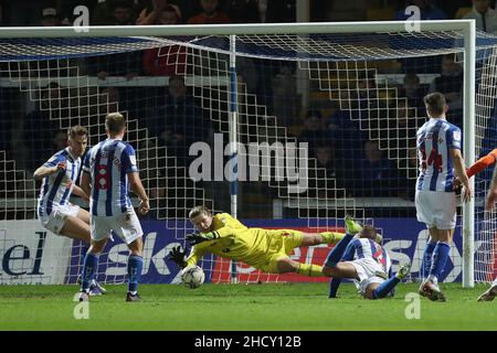 HARTLEPOOL, GROSSBRITANNIEN. JAN 1st Ben Killip von Hartlepool United rettet während des Spiels der Sky Bet League 2 zwischen Hartlepool United und Oldham Athletic am Samstag, den 1st. Januar 2022 im Victoria Park, Hartlepool. (Kredit: Mark Fletcher | MI News) Kredit: MI Nachrichten & Sport /Alamy Live News Stockfoto