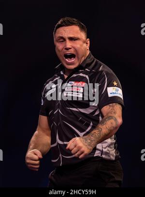 Gerwyn Price reagierte nach dem Gewinn des 1st-Satzes am 14. Tag der William Hill World Darts Championship im Alexandra Palace, London. Bilddatum: Samstag, 1. Januar 2022. Stockfoto