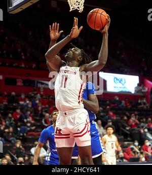 Piscataway, New Jersey, USA. 1st Januar 2022. Rutgers Scarlet Knights Center Clifford Omoruyi (11) punktet während des Spiels zwischen den Blue Devils des Central Connecticut State und den Rutgers Scarlet Knights in der Jersey MikeÕs Arena in Piscataway, New Jersey, am Samstag, 1. Januar 2022 unter dem Korb. Duncan Williams/CSM/Alamy Live News Stockfoto