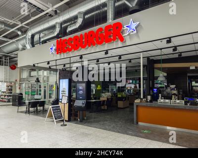 Turku, Finnland - 21. Dezember 2021: Horizontale Ansicht des Hesburger Restaurant Storefront im Prisma Lebensmittelgeschäft Gebäude Stockfoto