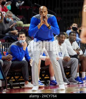 Piscataway, New Jersey, USA. 1st Januar 2022. Patrick Sellers, Cheftrainer der Blue Devils im Central Connecticut State, während des Spiels zwischen den Blue Devils im Central Connecticut State und den Rutgers Scarlet Knights in der Jersey MikeÕs Arena in Piscataway, New Jersey, am Samstag, den 1. Januar 2022. Duncan Williams/CSM/Alamy Live News Stockfoto