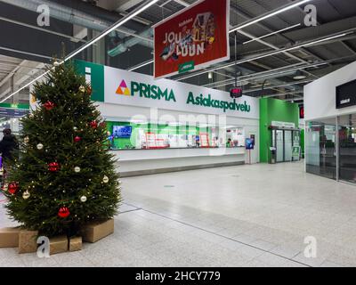 Turku, Finnland - 21. Dezember 2021: Horizontale Ansicht des Prisma Customer Service Help Desk Stockfoto